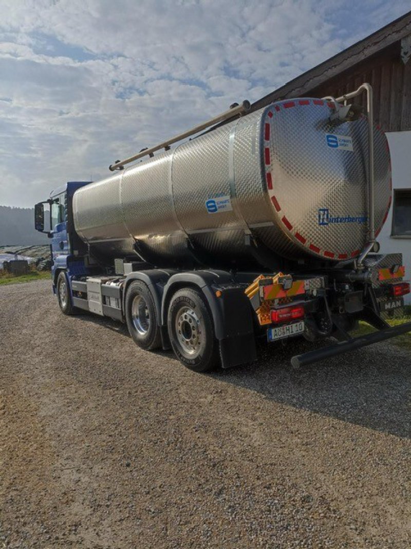 Milchsammelwagen von hinten