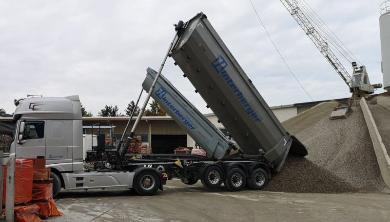 Baustoff und Schüttguttransport