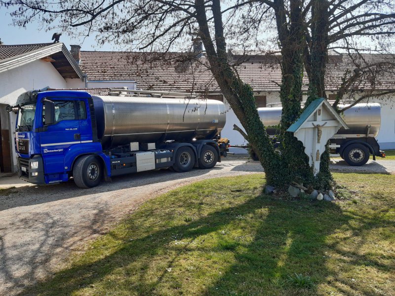 Milchsammelwagen bei Milchbauern