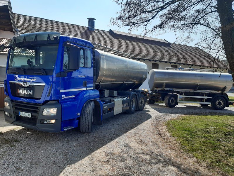 Milchsammelwagen mit Anhänger Milchsammelwagen mit Anhänger