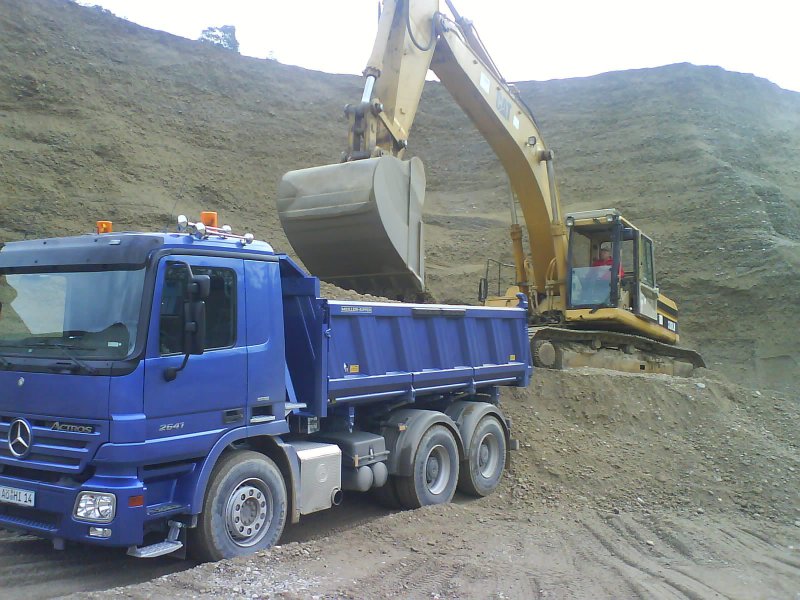 3 Achser mit Bagger 3 Achser mit Bagger